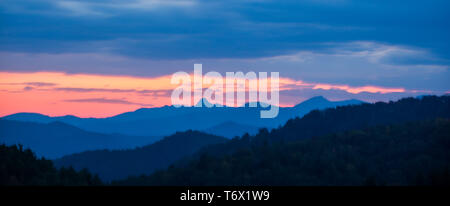 Tramonto su picchi su Blue Ridge Mountains intervallo strati Foto Stock