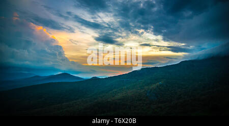 Cresta ruvida si affacciano su area di visualizzazione off Blue Ridge Parkway scenario Foto Stock