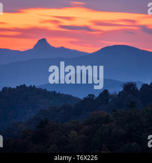 Tramonto su picchi su Blue Ridge Mountains intervallo strati Foto Stock