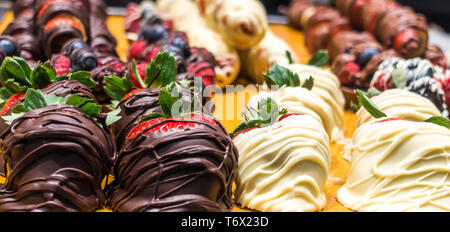 Fragole ricoperte di cioccolata sul display in negozio Foto Stock