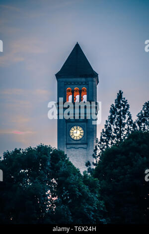 Spokane downtown torre dell orologio in parco al tramonto Foto Stock