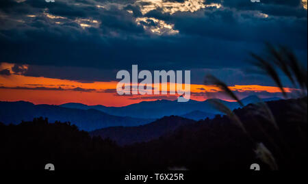 Tramonto su picchi su Blue Ridge Mountains intervallo strati Foto Stock