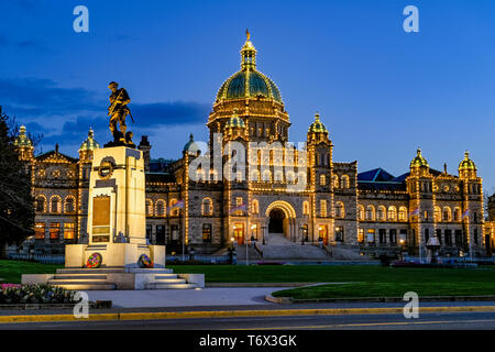 Il cenotafio, notte, British Columbia legislatura, Victoria, British Columbia, Canada Foto Stock