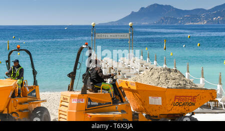 CANNES, Francia - Aprile 2019: Autocarri a cassone ribaltabile che trasportano sabbia in tutta la spiaggia di Cannes pronta per la primavera e l'estate stagione di vacanze, Foto Stock