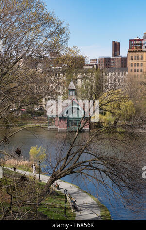 L'Harlem Meer è un piccolo specchio d'acqua situato all'estremità nord di Central Park, New York, Stati Uniti Foto Stock