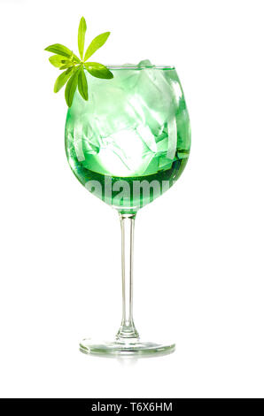 Linguetta a disco verde drink con cubetti di ghiaccio su sfondo bianco, isolato Foto Stock