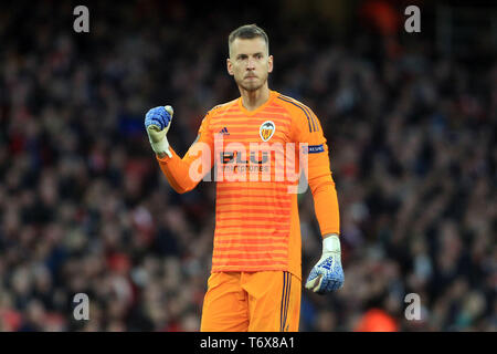 Londra, Regno Unito. 02Maggio, 2019. Neto, il portiere di Valencia celebra dopo Mouctar Diakhaby dei punteggi di Valencia la sua squadra il primo obiettivo. La UEFA Europa League, semi-finale, prima gamba corrispondono, Arsenal v Valencia all'Emirates Stadium di Londra giovedì 2 maggio 2019. Questa immagine può essere utilizzata solo per scopi editoriali. Solo uso editoriale, è richiesta una licenza per uso commerciale. Nessun uso in scommesse, giochi o un singolo giocatore/club/league pubblicazioni . pic da Steffan Bowen/Andrew Orchard fotografia sportiva/Alamy Live news Credito: Andrew Orchard fotografia sportiva/Alamy Live News Foto Stock