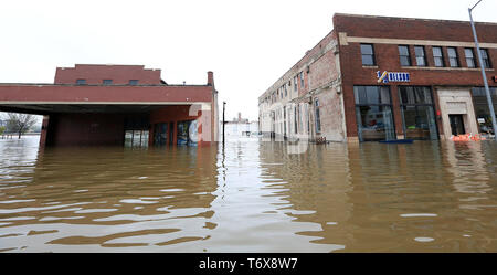 Davenport, Iowa, USA. Il 2 maggio, 2019. Allagato i commerci su E 2° San nel centro cittadino di Davenport giovedì 2 maggio 2019. Credito: Kevin E. Schmidt/Quad-City volte/ZUMA filo/Alamy Live News Foto Stock