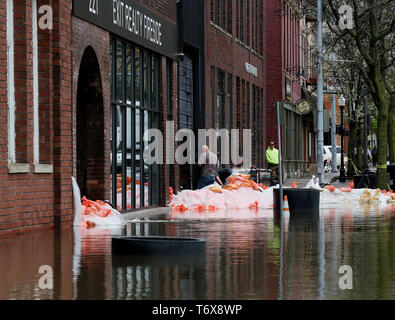 Davenport, Iowa, USA. Il 2 maggio, 2019. I lavoratori continuano la pulizia delle loro aziende su E 2° San nel centro cittadino di Davenport giovedì 2 maggio 2019. Credito: Kevin E. Schmidt/Quad-City volte/ZUMA filo/Alamy Live News Foto Stock