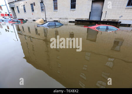 Davenport, Iowa, USA. Il 2 maggio, 2019. Veicoli ancora sit in acqua di inondazione accanto alla carta di Peterson Co. edificio sul Pershing Ave nel centro cittadino di Davenport, giovedì 2 maggio 2019. Credito: Kevin E. Schmidt/Quad-City volte/ZUMA filo/Alamy Live News Foto Stock