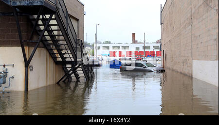 Davenport, Iowa, USA. Il 2 maggio, 2019. Veicoli ancora sit in acqua di inondazione nel parcheggio accanto alla carta di Peterson Co. edificio nel centro di Davenport, giovedì 2 maggio 2019. Credito: Kevin E. Schmidt/Quad-City volte/ZUMA filo/Alamy Live News Foto Stock