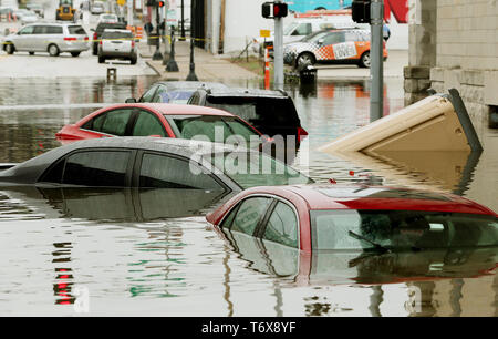 Davenport, Iowa, USA. Il 2 maggio, 2019. Veicoli ancora sit in acqua di inondazione accanto alla carta di Peterson Co. edificio sul Pershing Ave nel centro cittadino di Davenport, giovedì 2 maggio 2019. Credito: Kevin E. Schmidt/Quad-City volte/ZUMA filo/Alamy Live News Foto Stock