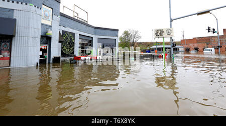 Davenport, Iowa, USA. Il 2 maggio, 2019. Acqua di inondazione circonda il grande fiume birreria all'angolo di Iowa e e 2a strade nel centro cittadino di Davenport giovedì 2 maggio 2019. Credito: Kevin E. Schmidt/Quad-City volte/ZUMA filo/Alamy Live News Foto Stock