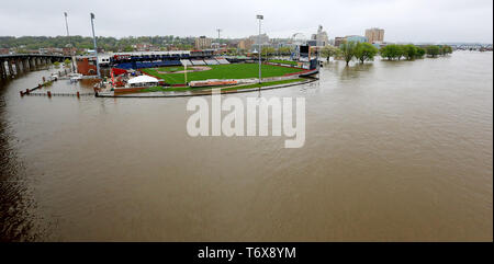 Davenport, Iowa, USA. Il 2 maggio, 2019. Modern Woodmen Park è circondato dal fiume Mississippi le acque di esondazione di Davenport, Iowa, giovedì 2 maggio 2019. Credito: Kevin E. Schmidt/Quad-City volte/ZUMA filo/Alamy Live News Foto Stock