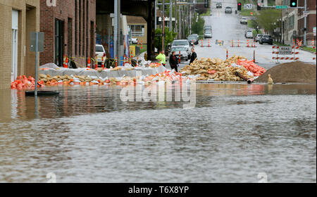 Davenport, Iowa, USA. Il 2 maggio, 2019. Ricerca di Iowa St attraverso fiume Mississippi le acque di esondazione in downtown Davenport giovedì 2 maggio 2019. Credito: Kevin E. Schmidt/Quad-City volte/ZUMA filo/Alamy Live News Foto Stock