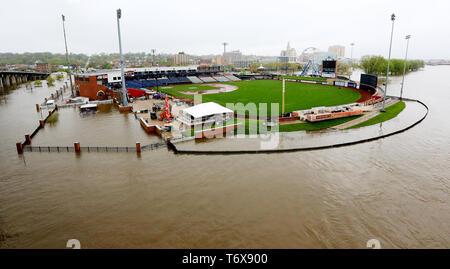 Davenport, Iowa, USA. Il 2 maggio, 2019. Modern Woodmen Park è circondato dal fiume Mississippi le acque di esondazione di Davenport, Iowa, giovedì 2 maggio 2019. Credito: Kevin E. Schmidt/Quad-City volte/ZUMA filo/Alamy Live News Foto Stock