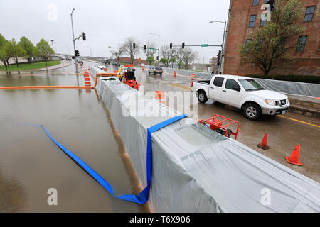 Davenport, Iowa, USA. Il 2 maggio, 2019. Barriere HESCO ristretto di corsie di traffico in corrispondenza di guadagni e W la seconda strada rallentando Quad-City residenti pendolari fra il ponte centenario giovedì 2 maggio 2019. Credito: Kevin E. Schmidt/Quad-City volte/ZUMA filo/Alamy Live News Foto Stock