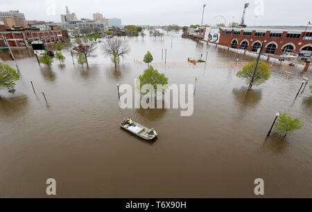 Davenport, Iowa, USA. Il 2 maggio, 2019. Utilizzando una barca di Jon città di Davenport lavoratori ferry sacchi di sabbia di fronte fiume Mississippi le acque di esondazione dei fiumi edificio di bordo giovedì 2 maggio 2019. Credito: Kevin E. Schmidt/Quad-City volte/ZUMA filo/Alamy Live News Foto Stock