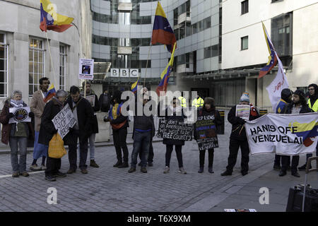 London, Greater London, Regno Unito. 2° febbraio 2019. I dimostranti sono visti tenendo cartelloni e Venezuela bandiere durante l'Hands off Venezuela protesta a Londra.manifestanti radunati fuori BBC per protestare contro la sua polarizzata reporting sul Venezuela e contro il tentativo di colpo di stato. In solidarietà con il Venezuela, manifestanti domanda per interrompere qualsiasi minaccia di un intervento militare in Venezuela da noi. Credito: Andres Pantoja/SOPA Immagini/ZUMA filo/Alamy Live News Foto Stock