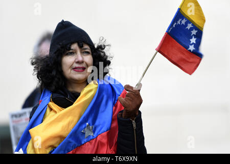 London, Greater London, Regno Unito. 2° febbraio 2019. Un manifestante è visto sventolare una bandiera venezuelana durante l'Hands off Venezuela protesta a Londra.manifestanti radunati fuori BBC per protestare contro la sua polarizzata reporting sul Venezuela e contro il tentativo di colpo di stato. In solidarietà con il Venezuela, manifestanti domanda per interrompere qualsiasi minaccia di un intervento militare in Venezuela da noi. Credito: Andres Pantoja/SOPA Immagini/ZUMA filo/Alamy Live News Foto Stock