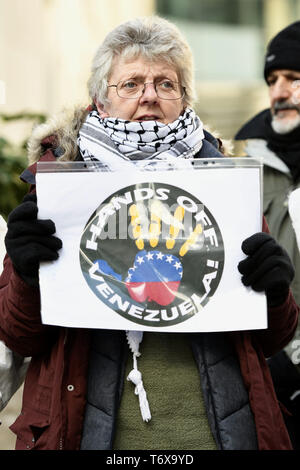 London, Greater London, Regno Unito. 2° febbraio 2019. Protester visto tenendo un cartello durante l'Hands off Venezuela protesta a Londra.manifestanti radunati fuori BBC per protestare contro la sua polarizzata reporting sul Venezuela e contro il tentativo di colpo di stato. In solidarietà con il Venezuela, manifestanti domanda per interrompere qualsiasi minaccia di un intervento militare in Venezuela da noi. Credito: Andres Pantoja/SOPA Immagini/ZUMA filo/Alamy Live News Foto Stock