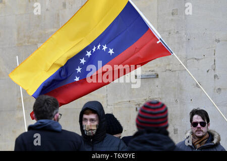 London, Greater London, Regno Unito. 2° febbraio 2019. Una grande bandiera venezuelana è visto sventolare durante l'hands off Venezuela protes a Londra.manifestanti radunati fuori BBC per protestare contro la sua polarizzata reporting sul Venezuela e contro il tentativo di colpo di stato. In solidarietà con il Venezuela, manifestanti domanda per interrompere qualsiasi minaccia di un intervento militare in Venezuela da noi. Credito: Andres Pantoja/SOPA Immagini/ZUMA filo/Alamy Live News Foto Stock