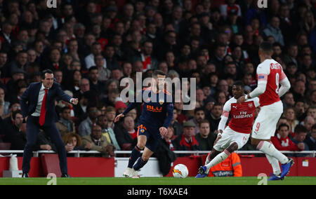 Londra, Regno Unito. 02Maggio, 2019. Unai Emery Manager dell'Arsenal impartisce istruzioni al suo compagno di squadra come Jose Luis Gaya di Valencia corre con la sfera durante l'Europa League semi finale gamba una corrispondenza tra l'Arsenal e Atletico Madrid presso l'Emirates Stadium il 2 maggio 2019 a Londra, Regno Unito. Credito: Mitchell Gunn/ESPA-Immagini Credito: Cal Sport Media/Alamy Live News Foto Stock