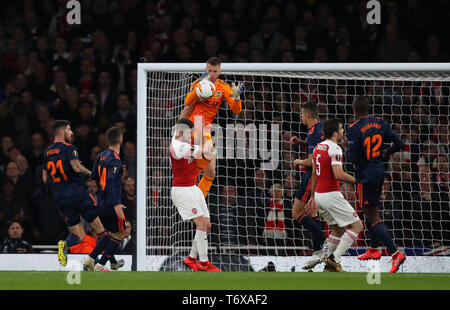 Londra, Regno Unito. 02Maggio, 2019. Neto di Valencia scende un fermo sotto una sfida da Shkodran Mustafi di Arsenal durante l'Europa League semi finale gamba una corrispondenza tra l'Arsenal e Atletico Madrid presso l'Emirates Stadium il 2 maggio 2019 a Londra, Regno Unito. Credito: Mitchell Gunn/ESPA-Immagini Credito: Cal Sport Media/Alamy Live News Foto Stock