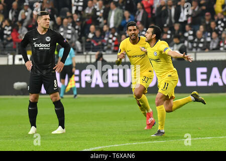 Frankfur, Germania. Il 2 maggio, 2019. Pedro Rodriguez (R) del Chelsea celebra dopo rigature durante la UEFA Europa League semifinale prima gamba match tra Eintracht Francoforte e Chelsea FC a Francoforte, in Germania, il 2 maggio 2019. La partita si è conclusa con un pareggio. Credito: Ulrich Hufnagel/Xinhua/Alamy Live News Foto Stock