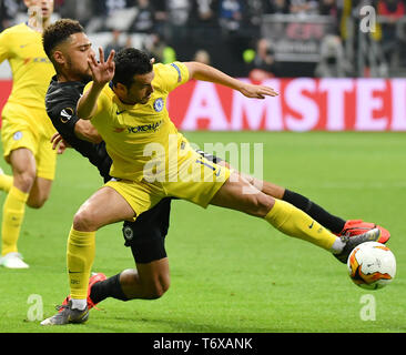 Frankfur, Germania. Il 2 maggio, 2019. Pedro Rodriguez (anteriore) del Chelsea vies con Simon Falette di Francoforte durante la UEFA Europa League semifinale prima gamba match tra Eintracht Francoforte e Chelsea FC a Francoforte, in Germania, il 2 maggio 2019. La partita si è conclusa con un pareggio. Credito: Ulrich Hufnagel/Xinhua/Alamy Live News Foto Stock