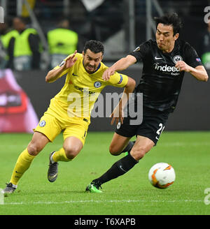 Frankfur, Germania. Il 2 maggio, 2019. Pedro Rodriguez (L) del Chelsea vies con Hasebe Makoto di Francoforte durante la UEFA Europa League semifinale prima gamba match tra Eintracht Francoforte e Chelsea FC a Francoforte, in Germania, il 2 maggio 2019. La partita si è conclusa con un pareggio. Credito: Ulrich Hufnagel/Xinhua/Alamy Live News Foto Stock