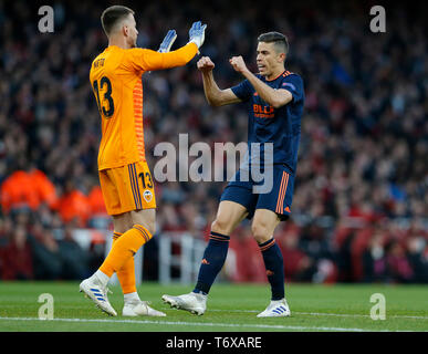 Londra, Regno Unito. Il 2 maggio, 2019. Il Valencia's Neto (L) e Gabriel celebrare durante la UEFA Europa League semifinale prima gamba partita di calcio tra Arsenal e Valencia all'Emirates Stadium di Londra, Gran Bretagna il 2 maggio 2019. Arsenal vince 3-1. Credito: Matteo Impey/Xinhua/Alamy Live News Foto Stock
