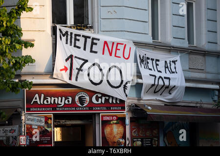 Berlino, Germania. 01 Maggio, 2019. Poster per aumento del canone locativo a Berlino-Friedrichshain. Credito: Ralf Hirschberger/dpa/Alamy Live News Foto Stock