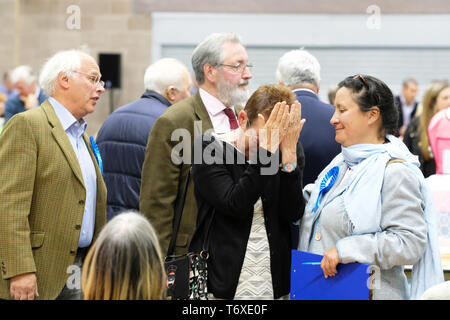 Hereford, Herefordshire, England, Regno Unito - Venerdì 3 maggio 2019 - un candidato conservatore reagisce come risultati iniziano a venire a - Conteggio avviato alle ore 9.30 il venerdì mattina dopo le elezioni locali ha avuto luogo in Herefordshire ieri per entrambi Herefordshire Consiglio e il consiglio della città. I sondaggi hanno preso posto per 248 inglese consigli, sei sindaci e tutti i 11 consigli in Irlanda del Nord. Credito: Steven Maggio/Alamy Live News Foto Stock