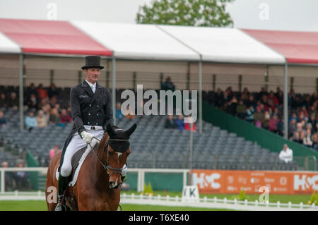 Badminton, Gloucestershire, Regno Unito, 2 maggio 2019, Mark Todd riding NZB Campino durante la fase di Dressage del 2019 Mitsubishi Motors Badminton Horse Trials, Credito:Jonathan Clarke/Alamy Live News Foto Stock