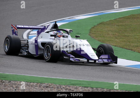 Hockenheim, Germania. 03 Maggio, 2019. Motorsport: serie W, Hockenheimring - 2019, formazione. Jamie Chadwick dalla Gran Bretagna (Tatuus di F3 T-318) unità su pista. Credito: Hasan Bratic/dpa/Alamy Live News Foto Stock