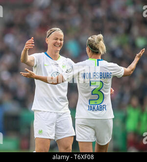 Colonia, Deutschland. 01 Maggio, 2019. giubilo Nilla FISCHER l. (WOB) con Zsanet JAKABFI (WOB), Calcio DFB Pokal finale donne 2019, VfL Wolfsburg (WOB) - SC Friburgo (FR) 1: 0, su 01/05/2019 in Koeln/Germania. | Utilizzo di credito in tutto il mondo: dpa/Alamy Live News Foto Stock