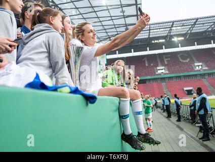 Colonia, Deutschland. 02Maggio, 2019. Funzione, Lena GOESSLING (WOB) rende un selfie con coppa e ventole. Soccer DFB Pokal finale di Womens 2019, VfL Wolfsburg (WOB) - SC Friburgo (FR) 1: 0, su 01/05/2019 in Koeln/Germania. | Utilizzo di credito in tutto il mondo: dpa/Alamy Live News Foto Stock