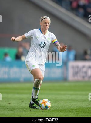 Colonia, Deutschland. 01 Maggio, 2019. Nilla Fischer (WOB) l'azione. Wolfsburg (WOB) - SC Friburgo (FR) 1: 0, su 01.05.2019 in Koeln/Germania. | Utilizzo di credito in tutto il mondo: dpa/Alamy Live News Foto Stock