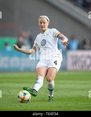 Colonia, Deutschland. 01 Maggio, 2019. Nilla Fischer (WOB) l'azione. Wolfsburg (WOB) - SC Friburgo (FR) 1: 0, su 01.05.2019 in Koeln/Germania. | Utilizzo di credito in tutto il mondo: dpa/Alamy Live News Foto Stock