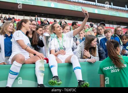 Colonia, Deutschland. 02Maggio, 2019. Funzione, Anna BLAESSE (BlÃ sse) l. (WOB) e Lena GOESSLING (WOB) rendono un selfie con coppa e ventole. Soccer DFB Pokal finale di Womens 2019, VfL Wolfsburg (WOB) - SC Friburgo (FR) 1: 0, su 01/05/2019 in Koeln/Germania. | Utilizzo di credito in tutto il mondo: dpa/Alamy Live News Foto Stock