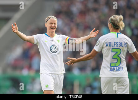 Colonia, Deutschland. 01 Maggio, 2019. giubilo Nilla FISCHER l. (WOB) con Zsanet JAKABFI (WOB), Calcio DFB Pokal finale donne 2019, VfL Wolfsburg (WOB) - SC Friburgo (FR) 1: 0, su 01/05/2019 in Koeln/Germania. | Utilizzo di credito in tutto il mondo: dpa/Alamy Live News Foto Stock