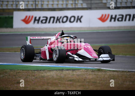 Hockenheim, Germania. 03 Maggio, 2019. Motorsport: serie W, Hockenheimring - 2019, formazione. Vicky Piria da Italia unità su pista. Credito: Hasan Bratic/dpa/Alamy Live News Foto Stock