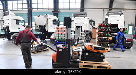 03 maggio 2019, Turingia, Löbichau: i dipendenti di convertire un carrello diesel in un veicolo elettrico in sala di produzione di Framo GmbH. La società è una specialista per elettrificata di veicoli commerciali, da 7,5-ton di autocarri per totalmente elettrico 40-ton semirimorchi. Framo impiega circa 50 persone e dispone di una capacità di circa 250 veicoli all'anno. Foto: Martin Schutt/dpa-Zentralbild/dpa Foto Stock