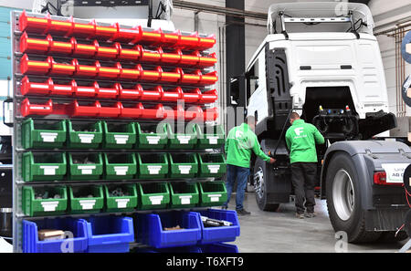 03 maggio 2019, Turingia, Löbichau: i dipendenti di convertire un carrello diesel in un veicolo elettrico in sala di produzione di Framo GmbH. La società è una specialista per elettrificata di veicoli commerciali, da 7,5-ton di autocarri per totalmente elettrico 40-ton semirimorchi. Framo impiega circa 50 persone e dispone di una capacità di circa 250 veicoli all'anno. Foto: Martin Schutt/dpa-Zentralbild/dpa Foto Stock