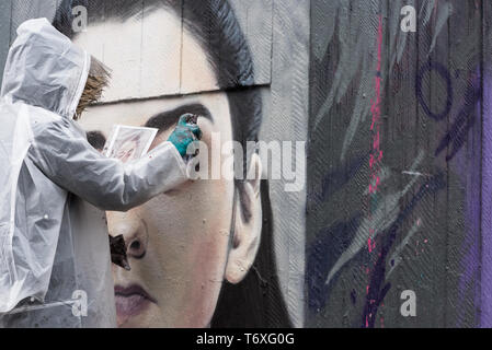 Stevenson Square, Manchester, Regno Unito. Il 3 maggio, 2019. Francese nato Graffiti artist Akse p19 completa il suo Arya Stark murale di Manchester il Northern Quarter. Arya è un personaggio interpretato da Maisie Williams nella popolare serie televsion gioco di troni. Credito: Howard Harrison/Alamy Live News Foto Stock