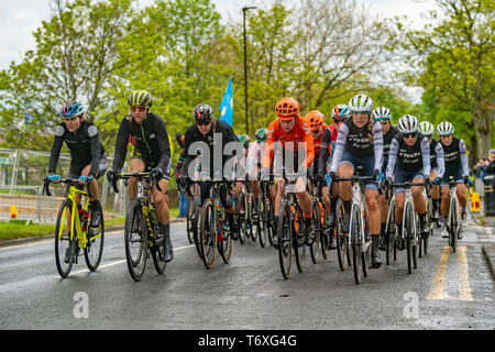 Harrogate, North Yorkshire, Regno Unito. Il 3 maggio, 2019. Tour de Yorkshire, il gruppetto delle donne del cycle race va Otley Road, la parte più alta di Harrogate verso il villaggio di Ilford, North Yorkshire, Regno Unito. Credito: catturati fotografia luce/Alamy News Credito: catturati Fotografia di luce limitata/Alamy Live News Foto Stock