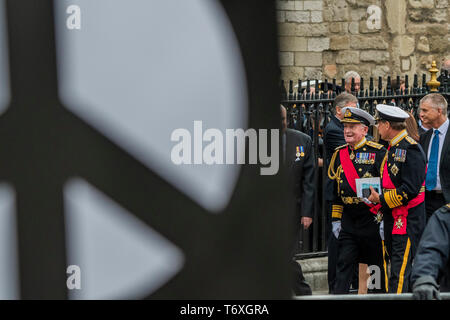 L'Abbazia di Westminster, Londra, Regno Unito. Il 3 maggio 2019. Che servono e il passato dei sommergibilisti lasciare il servizio con i loro ospiti e hanno superato il CND a fermare la guerra protesta sul loro modo al Queen Elizabeth II confrerence center - un servizio per celebrare i 50 anni della Royal Navy di British Nuclear Deterrant in mare è tenuto a Westminster Abbey. Frequentato da nuovo segretario alla difesa, Penny Mordaunt e S.A.R. il Principe William. Credito: Guy Bell/Alamy Live News Credito: Guy Bell/Alamy Live News Foto Stock