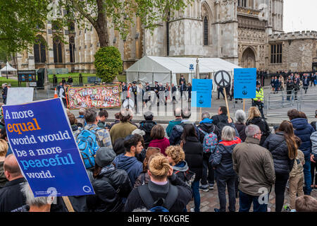 L'Abbazia di Westminster, Londra, Regno Unito. Il 3 maggio 2019. Che servono e il passato dei sommergibilisti lasciare il servizio con i loro ospiti e hanno superato il CND a fermare la guerra protesta sul loro modo al Queen Elizabeth II confrerence center - un servizio per celebrare i 50 anni della Royal Navy di British Nuclear Deterrant in mare è tenuto a Westminster Abbey. Frequentato da nuovo segretario alla difesa, Penny Mordaunt e S.A.R. il Principe William. Credito: Guy Bell/Alamy Live News Credito: Guy Bell/Alamy Live News Foto Stock