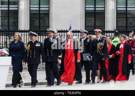 Londra, Regno Unito. Il 3 maggio, 2019. Il Duca di Cambridge e recentemente nominato Segretario della Difesa Penny Mordaunt arrivano ad un ricevimento presso la Queen Elizabeth II Centro a seguito di un servizio nazionale del Ringraziamento a Westminster Abbey per contrassegnare i cinquant'anni di continuo in mare (deterrente CASD). Gli attivisti della Campagna per il disarmo nucleare (CND), interrompere la coalizione bellica, la promessa di pace europea, i Quaccheri e altri gruppi di fede hanno protestato fuori contro l' organizzazione del servizio per tutta la sua durata. Credito: Mark Kerrison/Alamy Live News Foto Stock